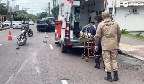 Homem fica ferido após carro colidir e capotar na Djalma Batista