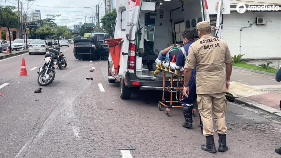 Homem fica ferido após carro colidir e capotar na Djalma Batista