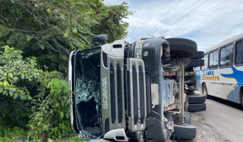 Carreta carregada tomba na avenida Cosme Ferreira e motorista é levado ao hospital; imagens
