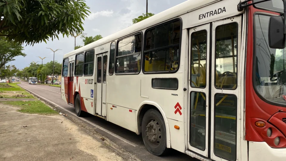 Trio armado toca o terror durante assalto em ônibus no bairro Cidade Nova