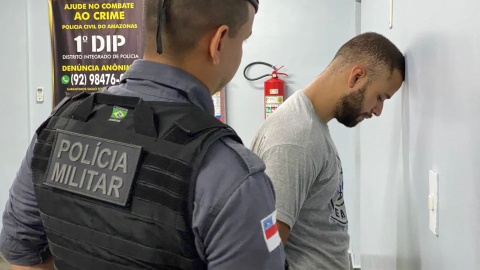 Homem é preso após roubar carro de mulher no bairro Flores