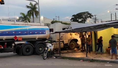 Caminhão invade área de comércios e motorista fica ferido, na zona Sul