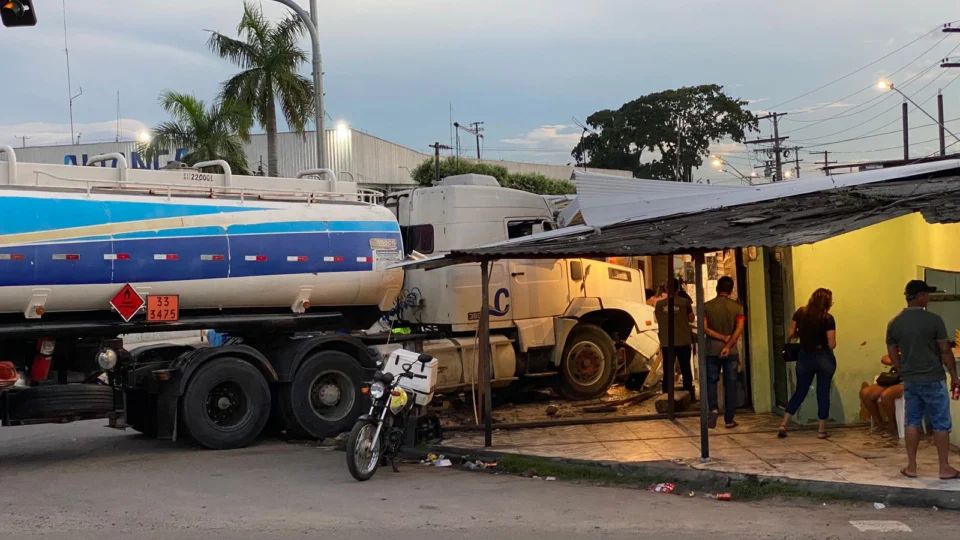Caminhão invade área de comércios e motorista fica ferido, na zona Sul