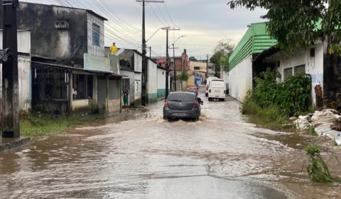 Chuva causa alagamento no bairro Armando Mendes