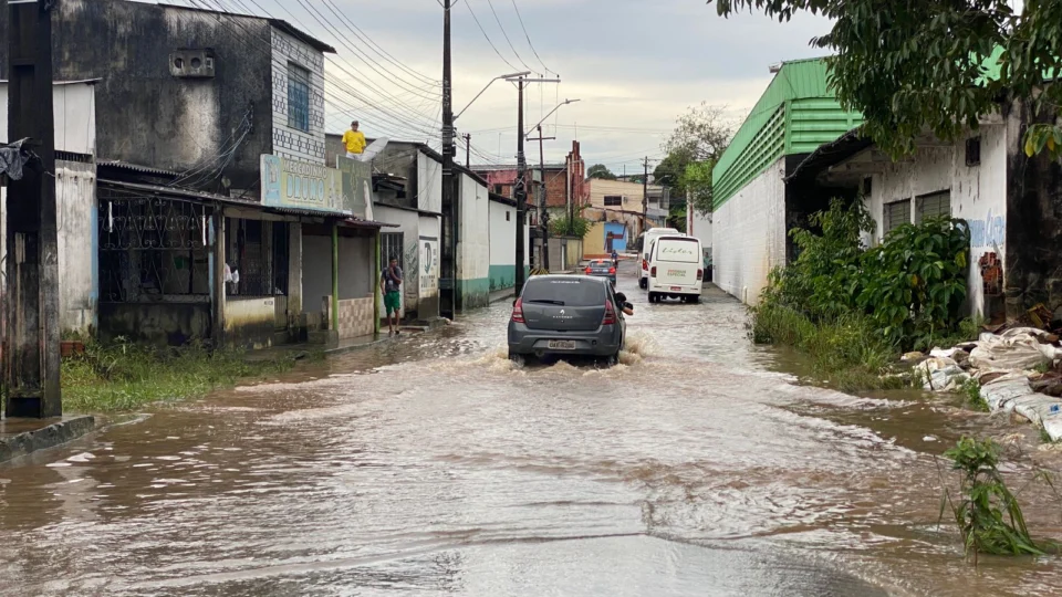 Chuva causa alagamento no bairro Armando Mendes