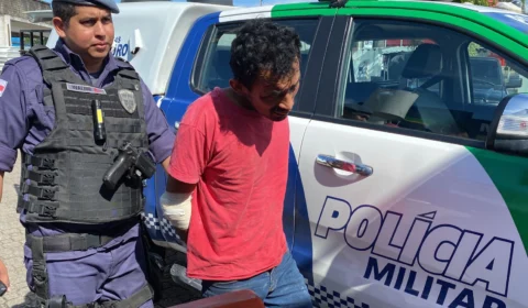 Homem é preso e espancado após assaltar mulheres; comparsa fugiu