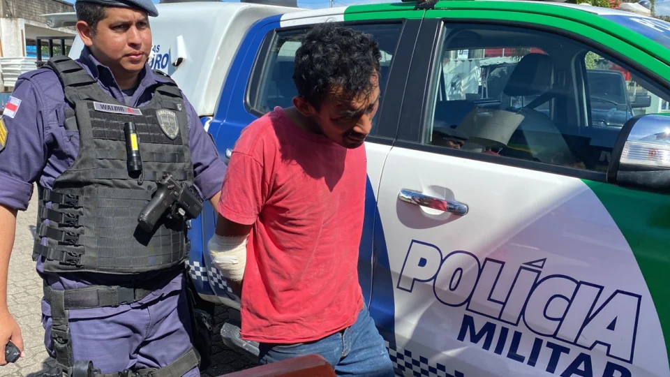 Homem é preso e espancado após assaltar mulheres; comparsa fugiu