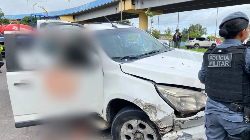 Imagens fortes: carro é crivado de balas na zona Leste de Manaus