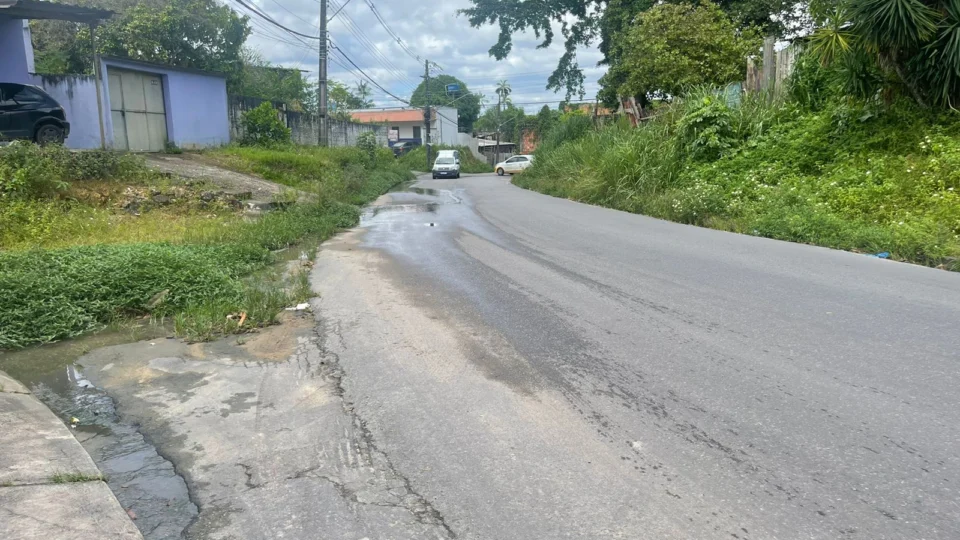 Assaltantes se aproveitam de “matagal” no Parque Dez