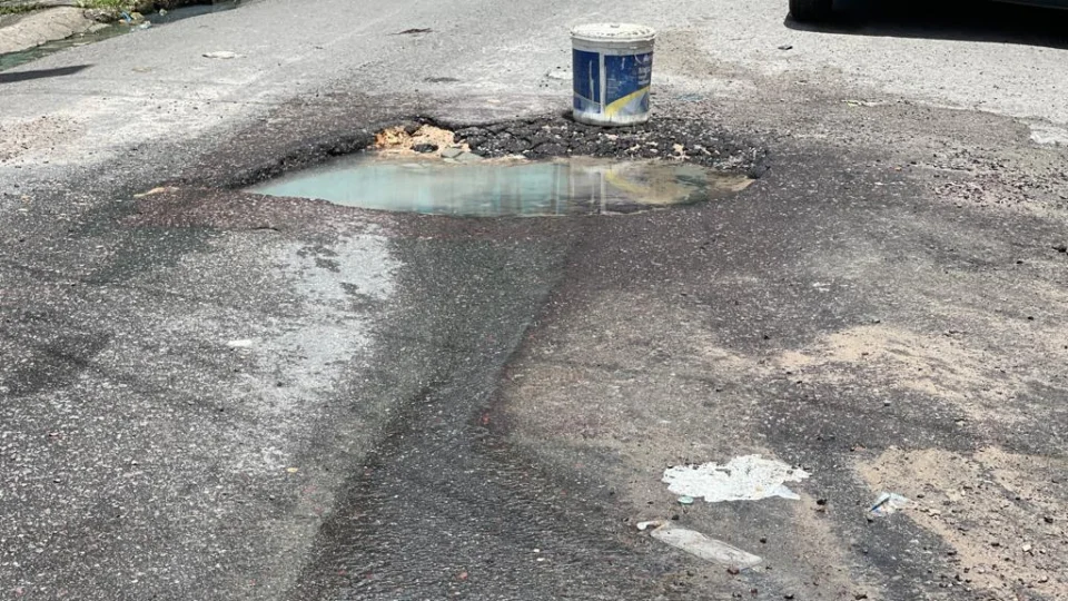 Moradores reclamam de buraco no Coroado