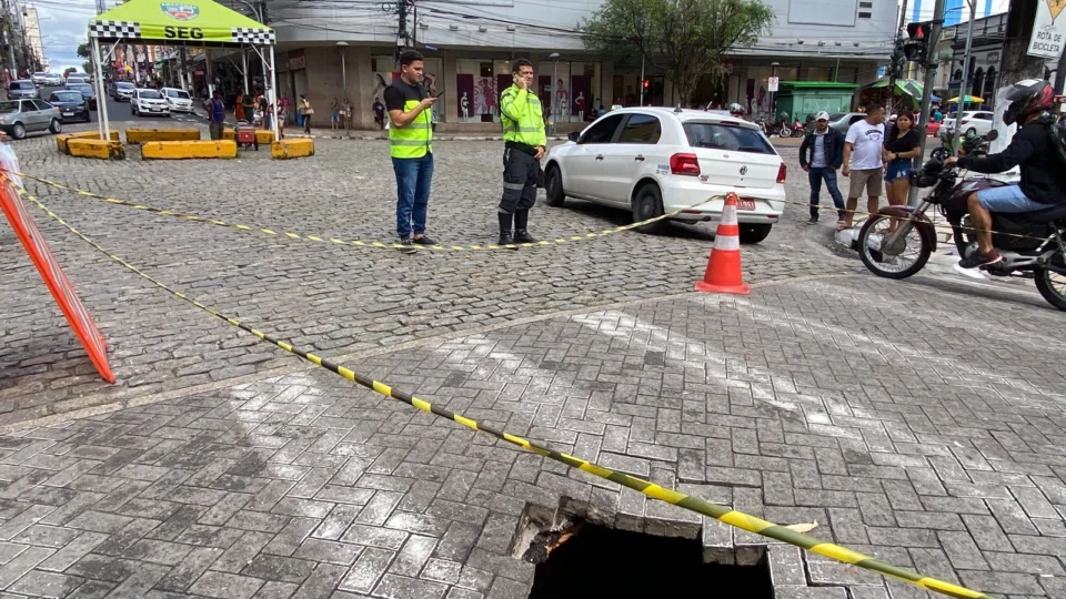 Cratera se abre na avenida 7 de Setembro com Eduardo Ribeiro e prejudica trânsito
