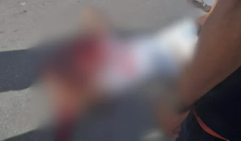 Homem assassinado a tiros é jogado de carro em movimento; Imagens