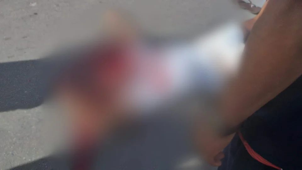 Homem assassinado a tiros é jogado de carro em movimento; Imagens