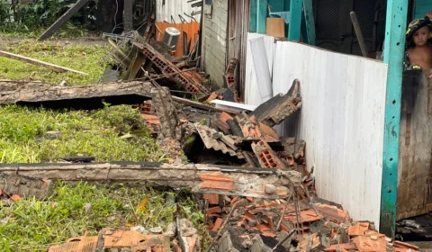 VEJA VÍDEO: Jovem fica soterrada após muro desabar durante chuva no Aleixo