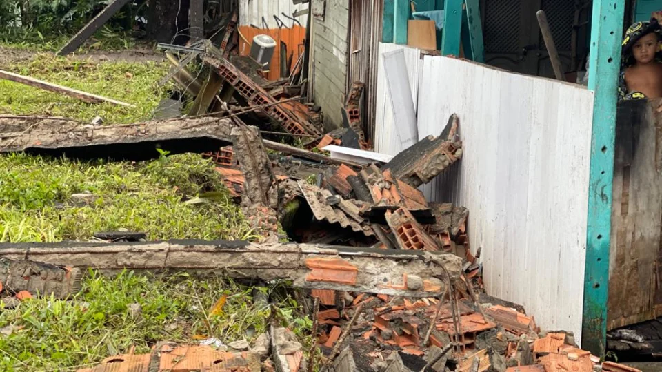 VEJA VÍDEO: Jovem fica soterrada após muro desabar durante chuva no Aleixo