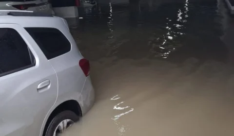 VEJA VÍDEO: Forte chuva causa estragos em bairros nobres da cidade
