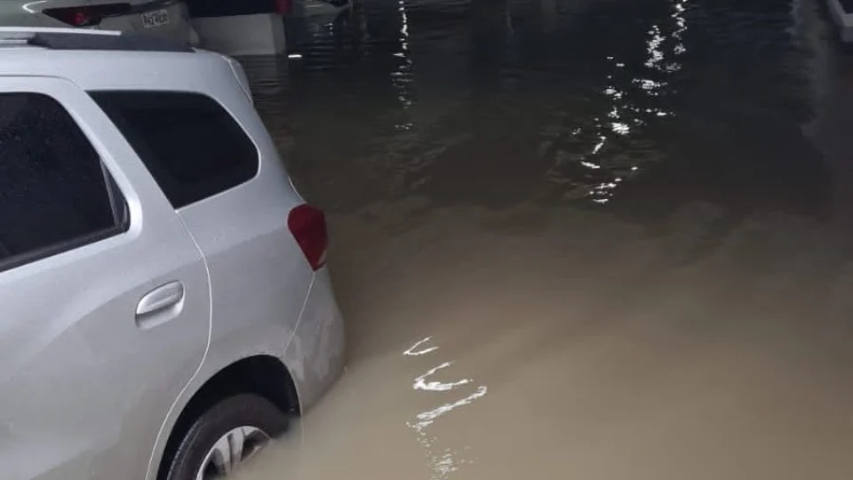 VEJA VÍDEO: Forte chuva causa estragos em bairros nobres da cidade