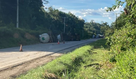 BR-174 é interditada após tombamento de caminhão-tanque