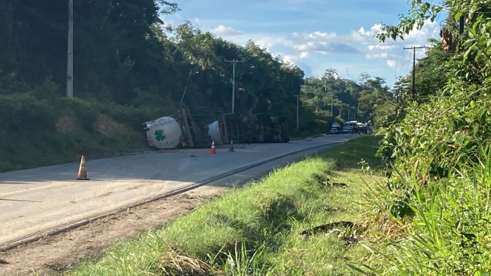 BR-174 é interditada após tombamento de caminhão-tanque