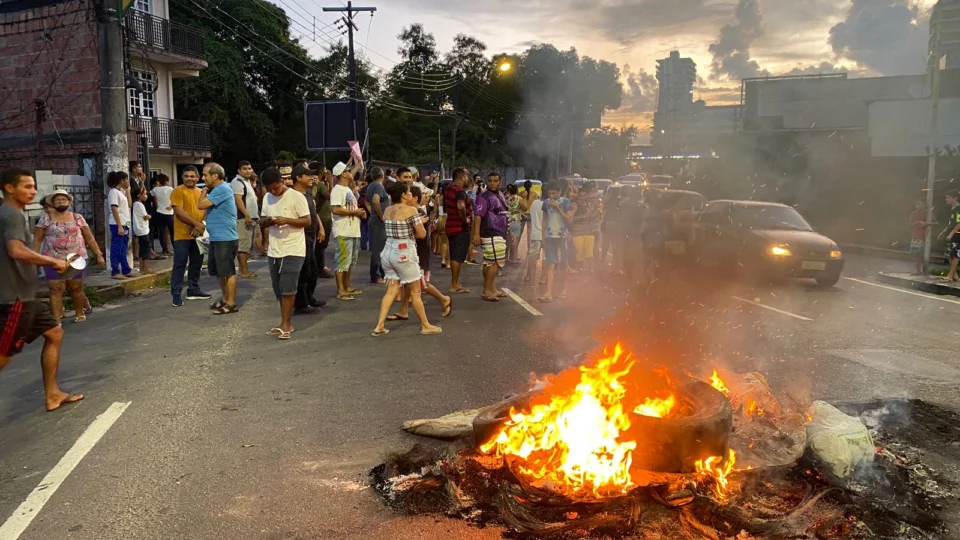 Moradores ateiam fogo em protesto devido transtornos após barranco ceder, na zona Centro-sul de Manaus