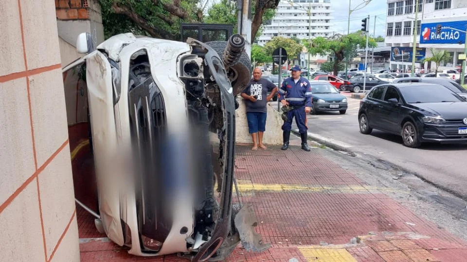 Carro capota na avenida Boulevard Álvaro Maia