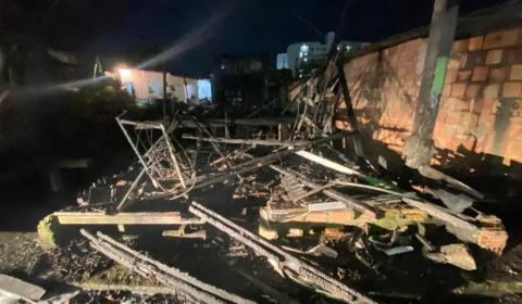 Duas casas de madeira são destruídas por incêndio no bairro da Paz