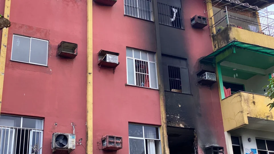 Incêndio atinge apartamento em residencial no bairro Compensa