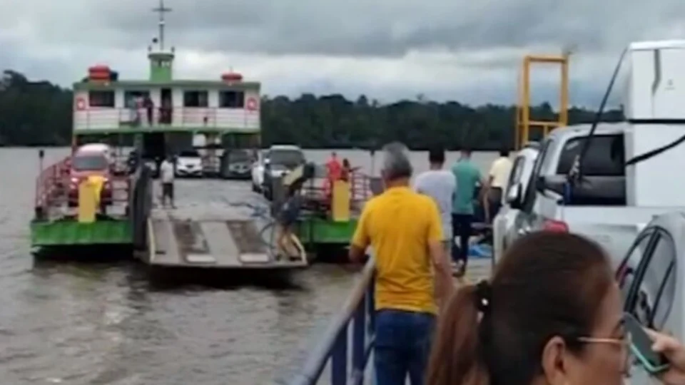 Passageiros ficam à deriva após problema em balsa; VEJA VÍDEO