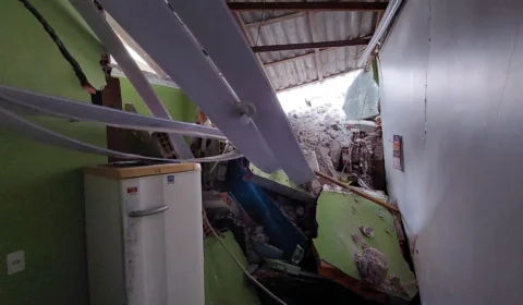 Deslizamento de barranco destrói parte de 4 casas no bairro Cidade Nova