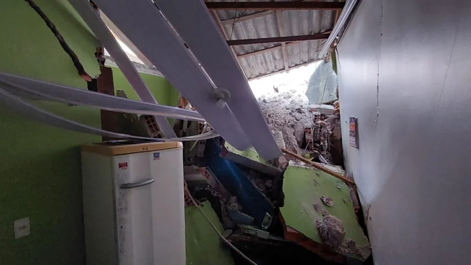 Deslizamento de barranco destrói parte de 4 casas no bairro Cidade Nova