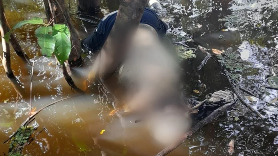 Urgente: bombeiros resgatam corpo em rio no distrito Ariaú em Iranduba