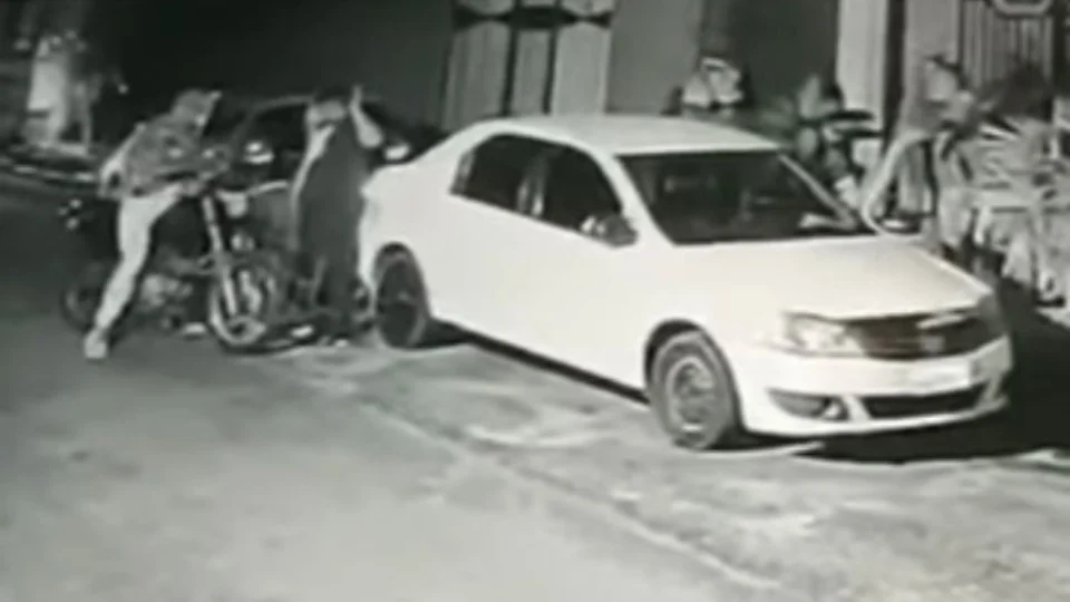 TERROR: trio assalta e aterroriza família; veja momento