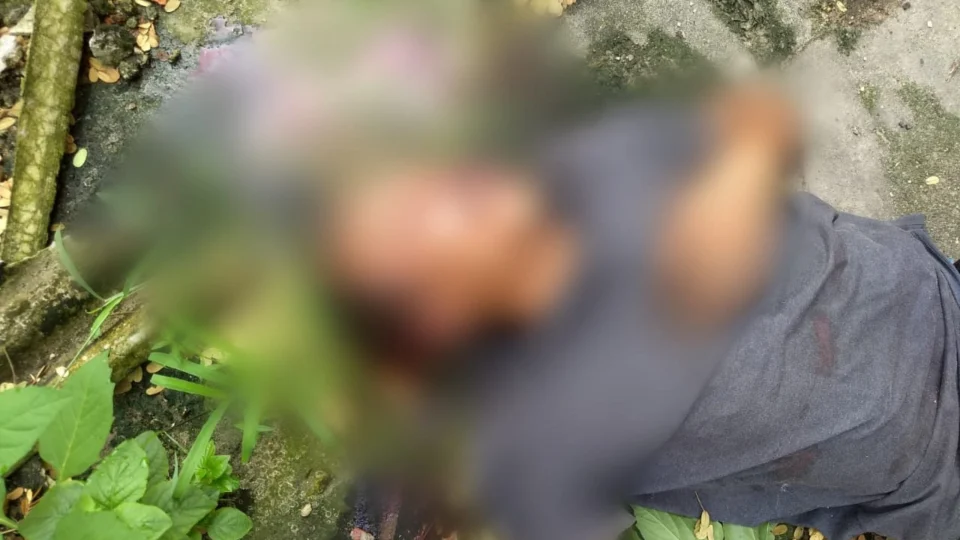 Homem é assassinado com 4 tiros em quintal de casa abandonada no Jorge Teixeira