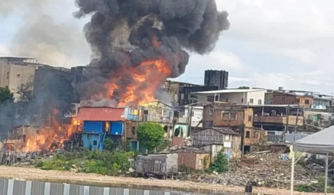 Incêndio de grandes proporções atinge casa no bairro da Raiz; vídeos e fotos