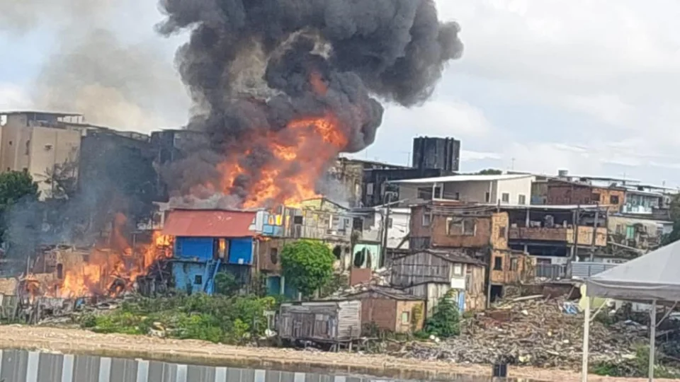 Incêndio de grandes proporções atinge casa no bairro da Raiz; vídeos e fotos