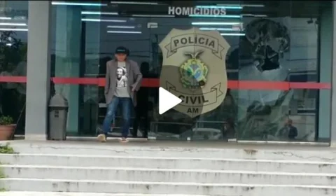 Mulher arremessa pedra e quebra porta de delegacia em Manaus; VEJA VÍDEO