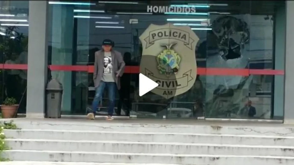 Mulher arremessa pedra e quebra porta de delegacia em Manaus; VEJA VÍDEO