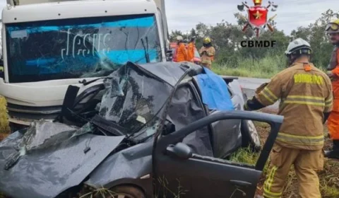 Acidente entre caminhão e carro mata 4 pessoas da mesma família