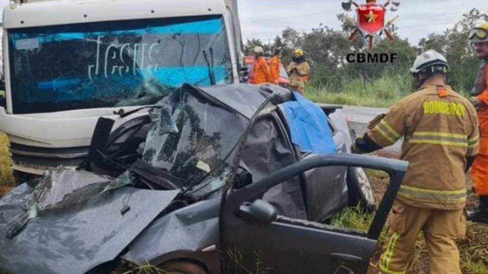 Acidente entre caminhão e carro mata 4 pessoas da mesma família