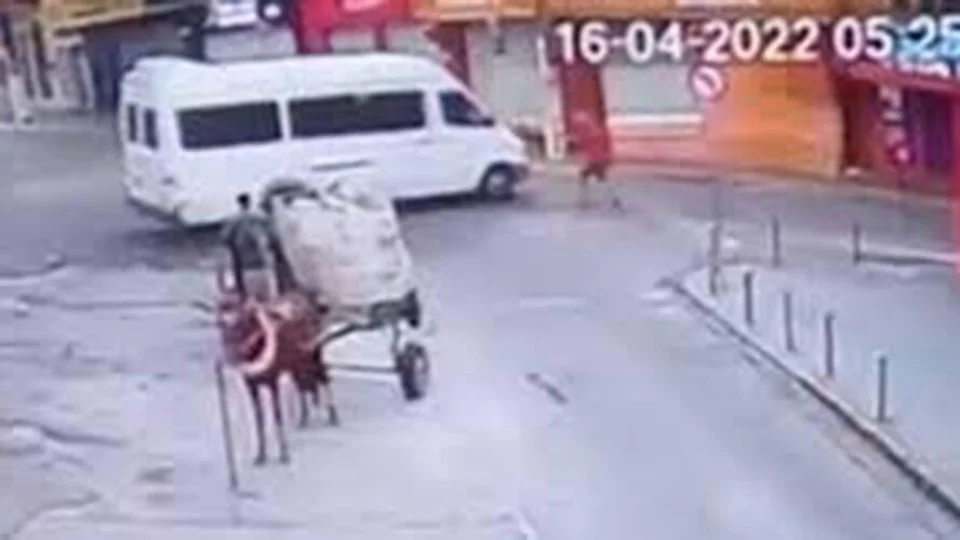 IMAGENS FORTES: idoso morre ao ser atropelado pela própria van