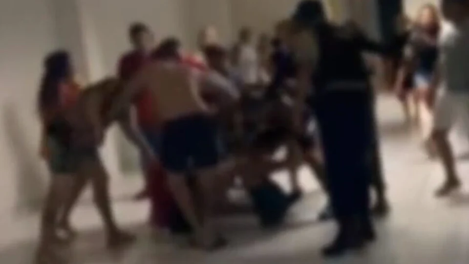 Morador é acusado de agredir criança em condomínio; veja momento