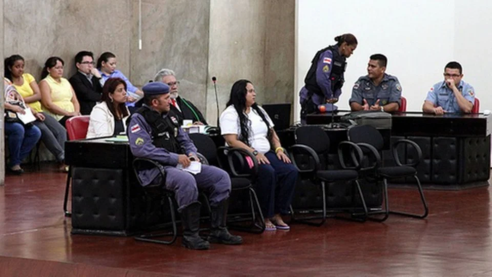 Crime Bárbaro: relembre caso Giselle que assassinou a mãe com 109 facadas, no ALÉM DO CRIME