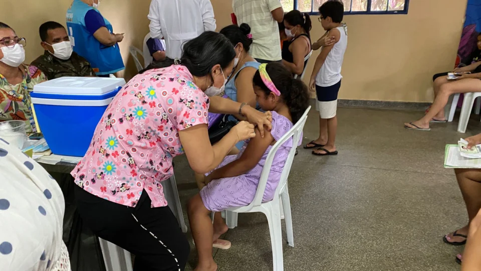 Covid-19: vacinação de crianças é realizada neste sábado