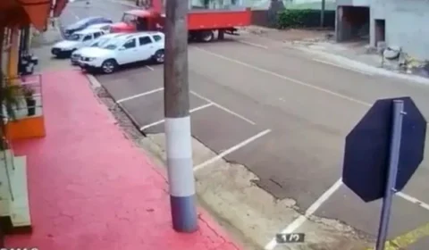 Caminhão sem motorista cruza rua e bate em carro