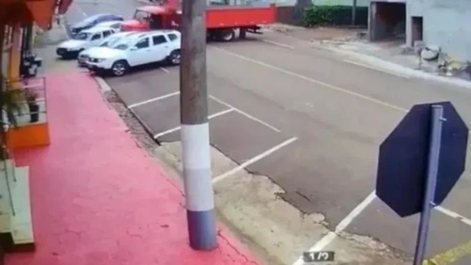 Caminhão sem motorista cruza rua e bate em carro