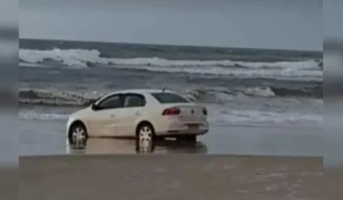 Idosa é encontrada morta em carro abandonado na praia