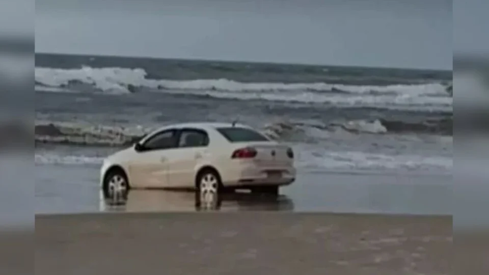 Idosa é encontrada morta em carro abandonado na praia