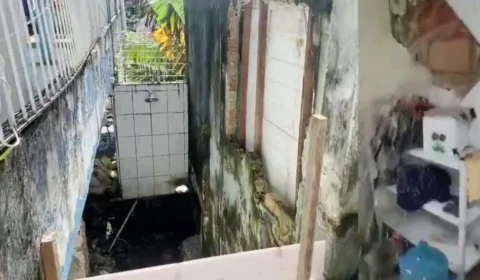 Casas correm risco de desmoronar na rua do Centro de Manaus