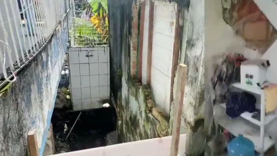 Casas correm risco de desmoronar na rua do Centro de Manaus