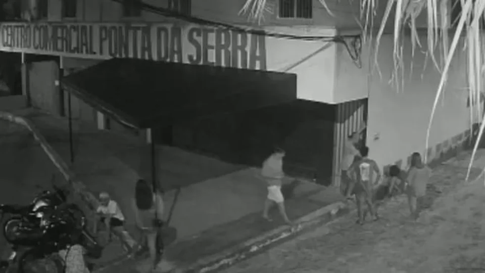 Mulher desacordada é estuprada após ser deixada em rua; VEJA VÍDEO